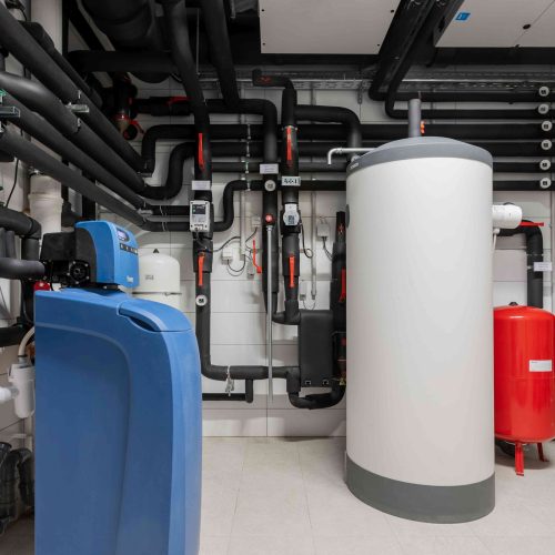Tervezés és kivitelezés | Stiebel Eltron levegő-víz hőszivattyús hőtermelés, padló és mennyezet szerkezettemperált hőleadókal, használati vízvezeték rendszer. Helios hővisszanyerős központi lakásszellőztető. Rehau Neasmart 2 épületvezérlés.